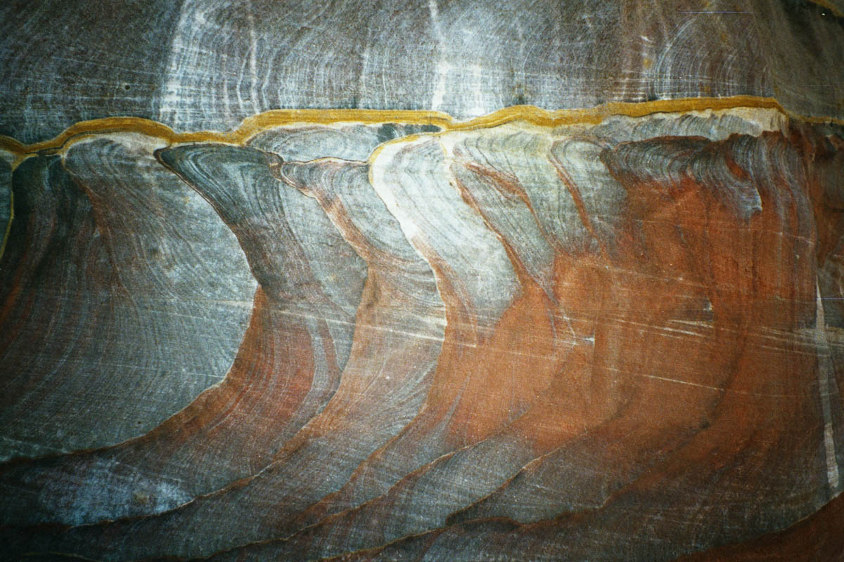 Rot-Blau gebnderter Sandstein