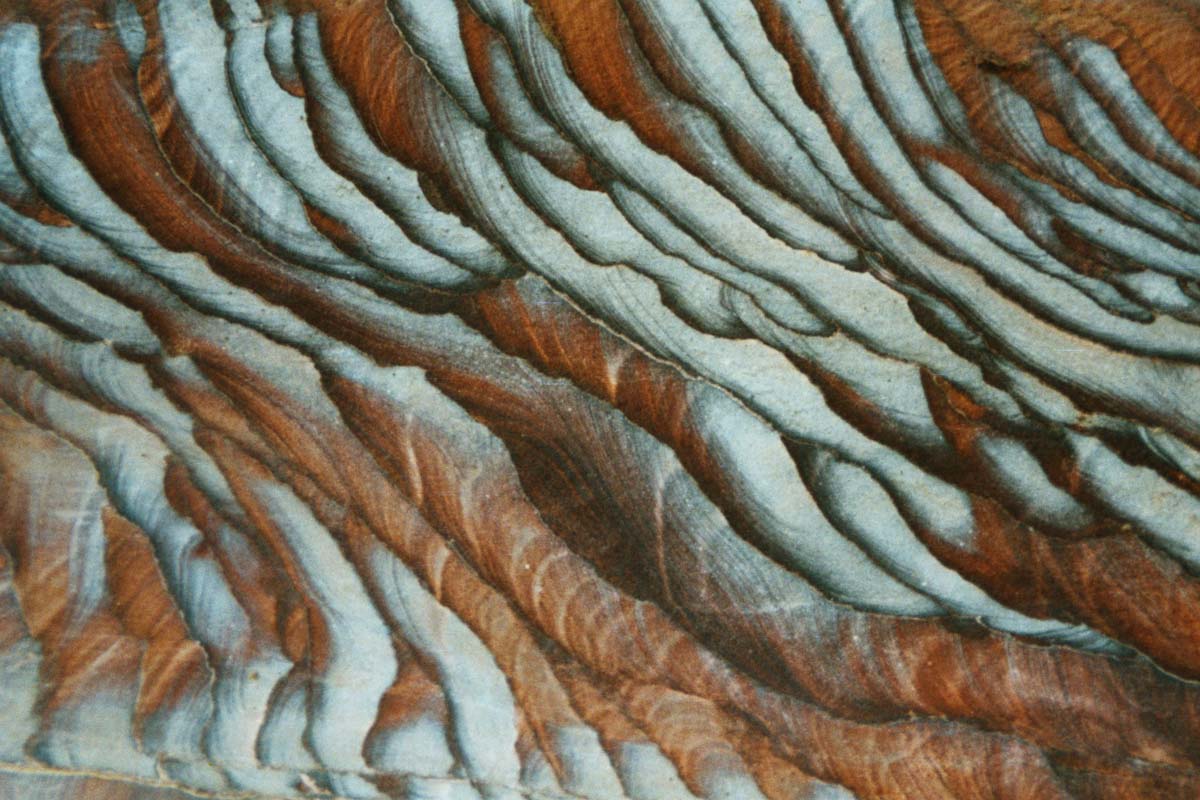 Rot-Blau gebänderter Sandstein in Petra, Jordanien