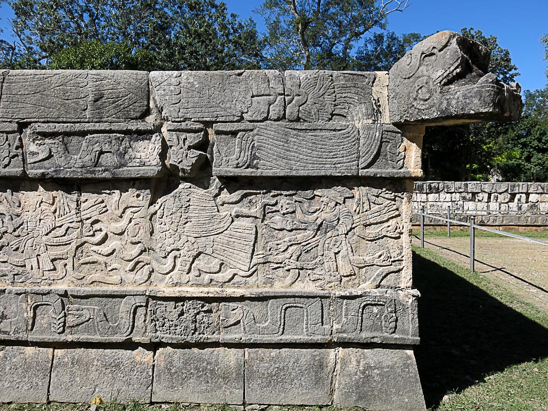 Chichen Itza - Altarplattform mit Schlangen