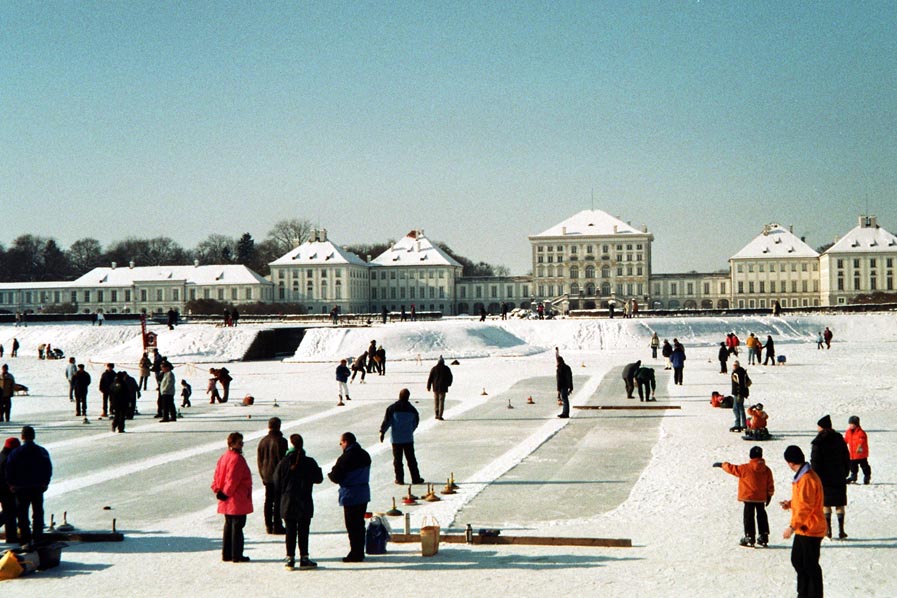 Schloss Nymphenburg im Winter - Stockschieen