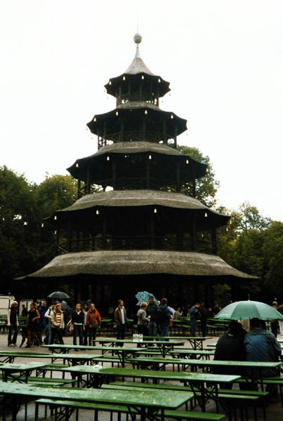 Herbstlicher Regen am chinesischen Turm