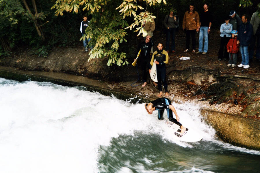 Surfen auf dem Eisbach am Haus der Kunst