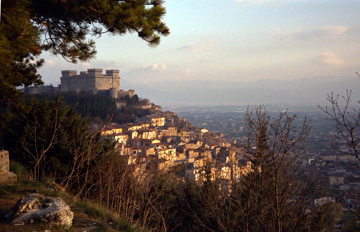 Celano von der Abendsonne beleuchtet