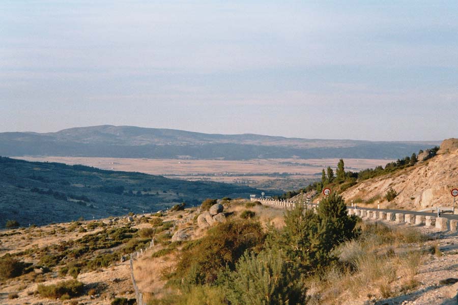 Blick in die Ebene von Avila von der Puerto de Pico kommend