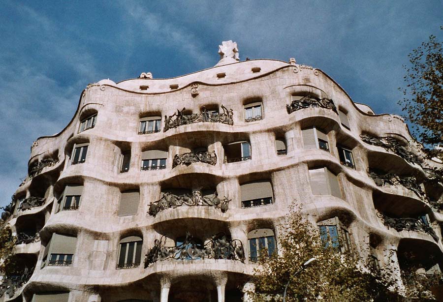 Frontansicht der Casa Mila