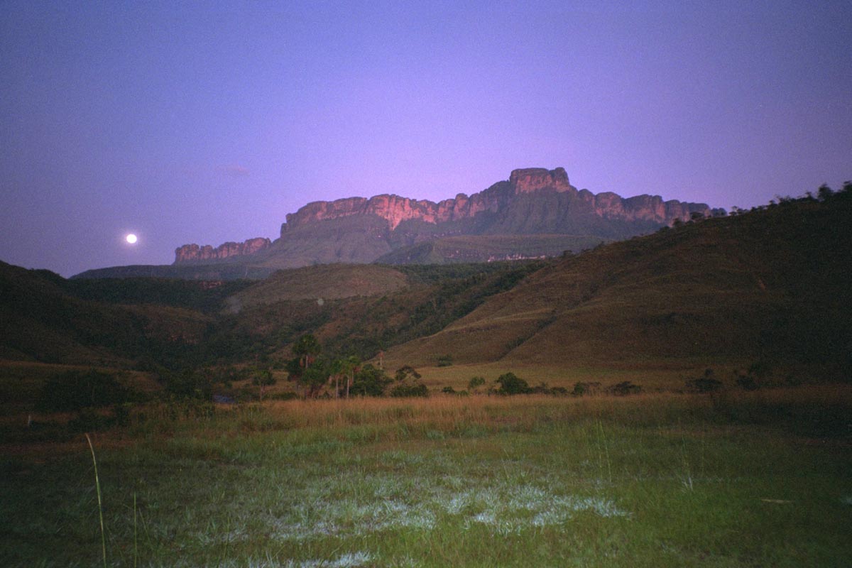 Sonnenaufgang und Monduntergang am Auyan Tepui