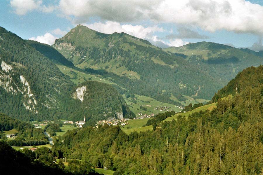 Bick auf Au bei der Abfahrt von Damls